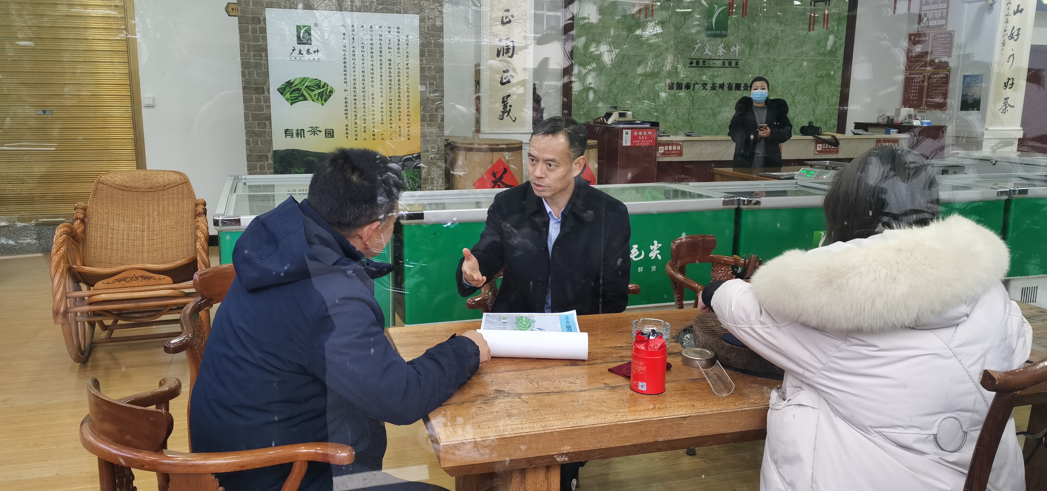 信陽市委常委、副市長秦保建到信陽市廣義茶葉有限公司慰問全國勞模李廣義同志