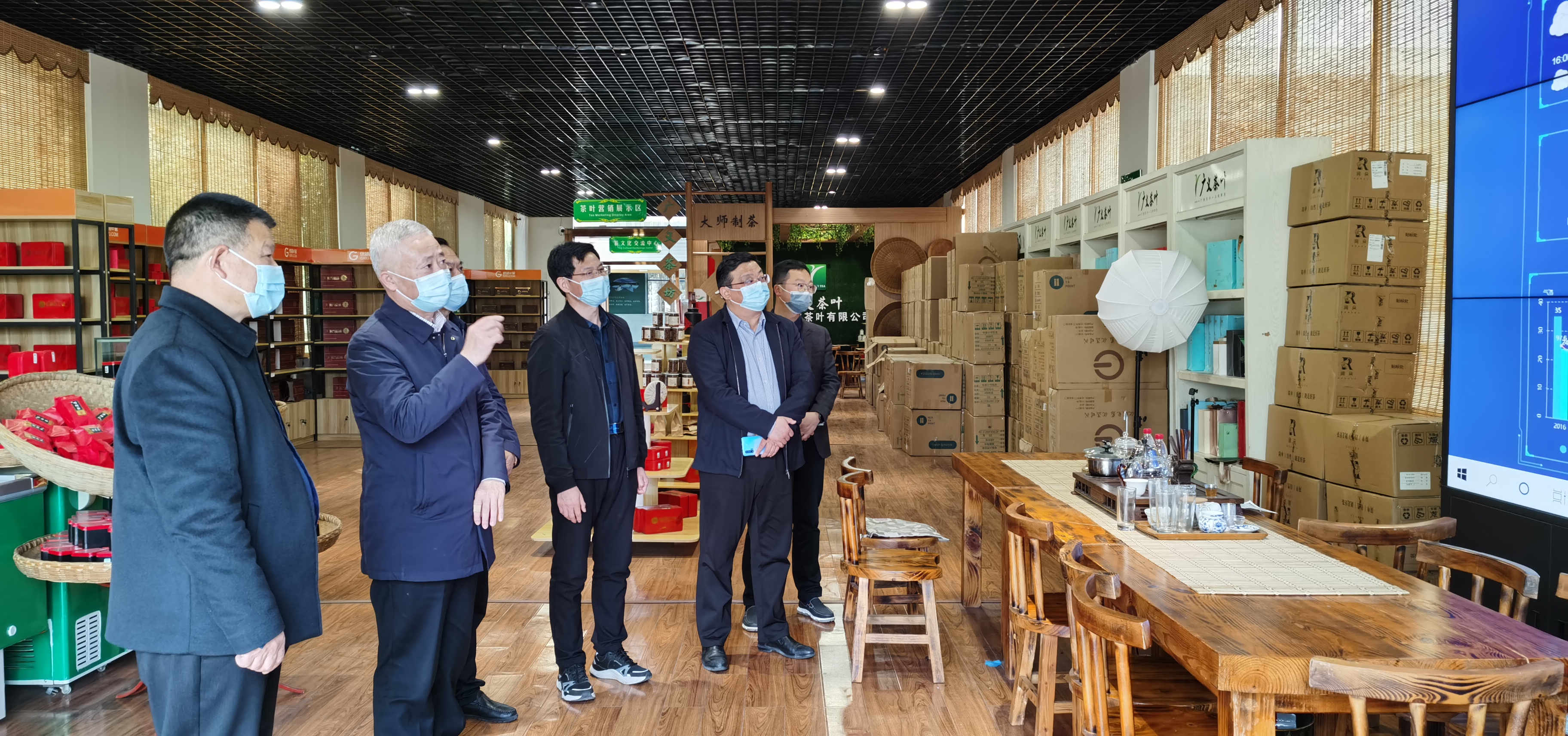 2022年4月1日，信陽市胡亞才市長來廣義茶印象園，關(guān)心春茶生產(chǎn)，指導(dǎo)春茶生產(chǎn)工作