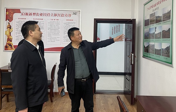 2022年11月9日 ，浉河區(qū)工會(huì)胡華庭主席來信陽市廣義茶葉有限公司慰問全國勞模李廣義同志，并傳達(dá)黨的二十大精神。