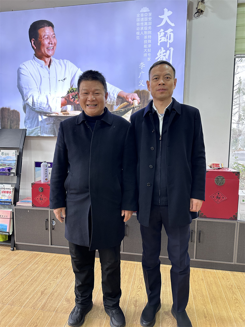 2025年1月23日上午，信陽市委常務副市長秦保健來公司看望一線全國勞模李廣義